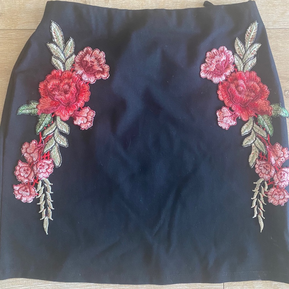 Black emboided bandage skirt
